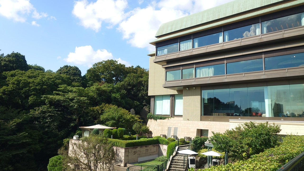 ホテル正面入口の建物。