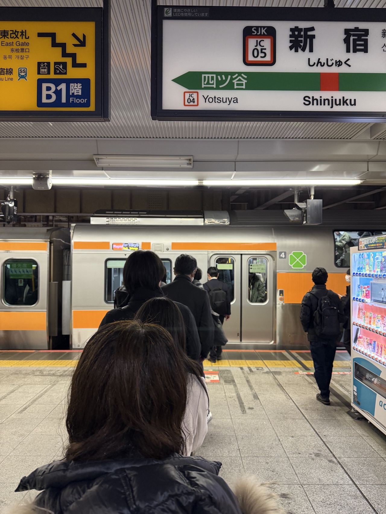 長蛇の列ができている、新宿駅中央線乗り場のグリーン車乗車口（2025年2月25日撮影）