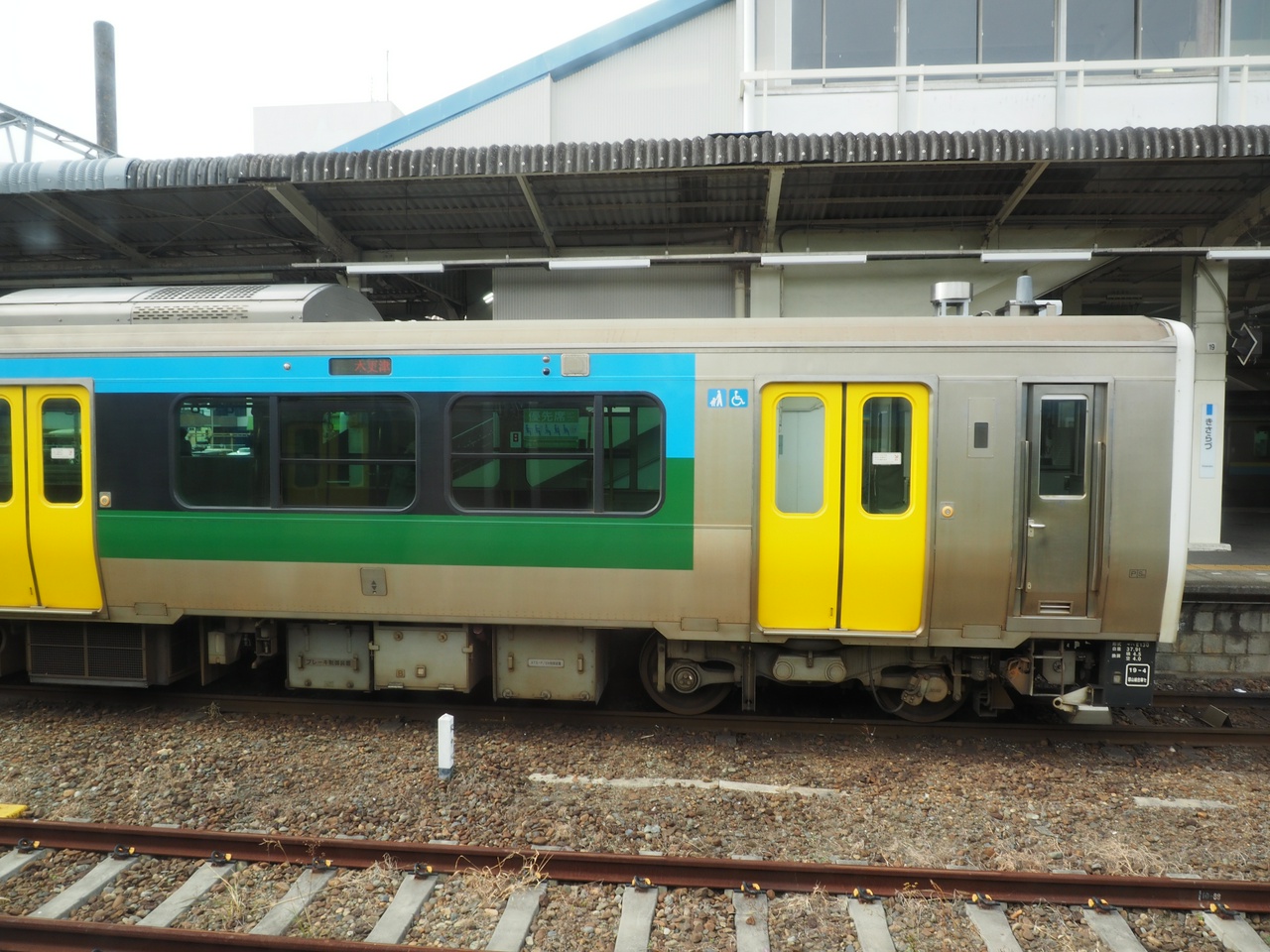 本来の定期列車の編成であるキハE130(1両)