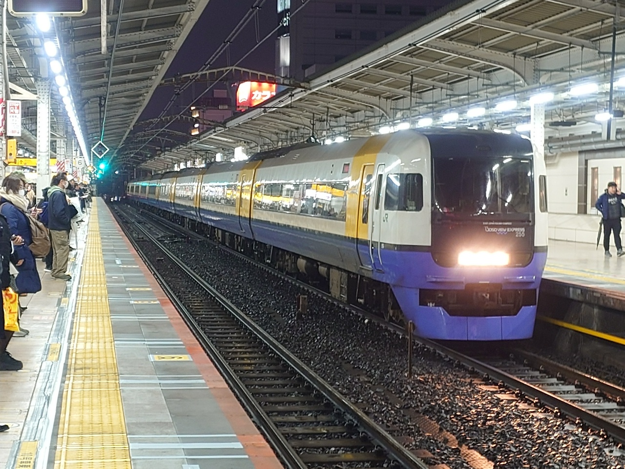 もうすぐ特急通過駅となってしまうJR秋葉原駅総武線ホームでのワンシーン（2024年2月25日撮影）