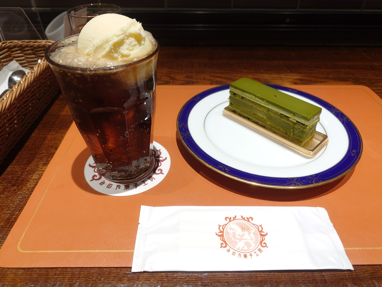 みのや菓子工房のコーラフロートと抹茶オペラ