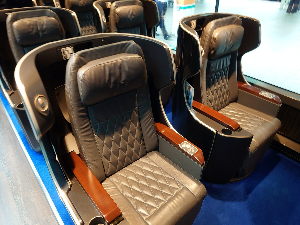 プレミアムグリーン車のシート。