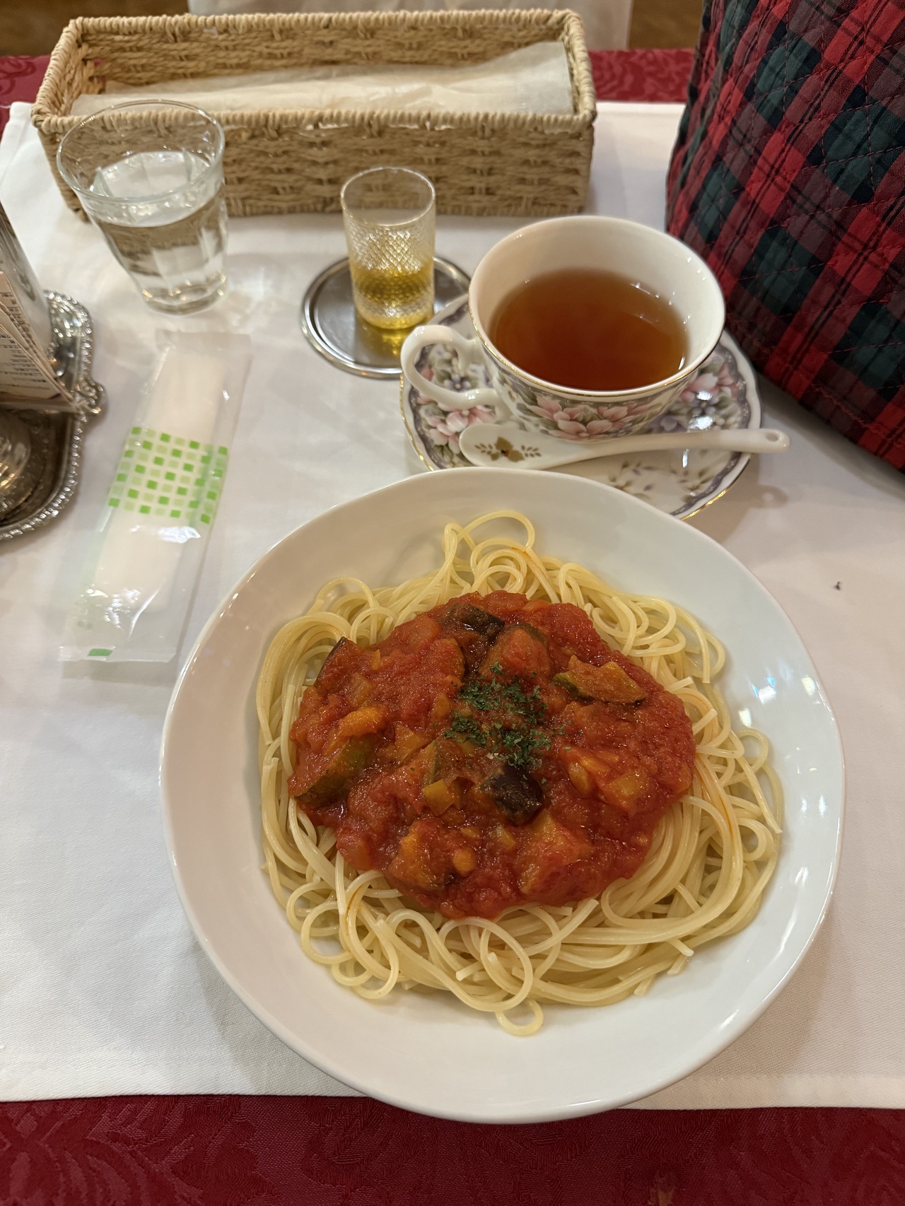 ワンダーパーラーカフェのカポナータパスタと、メイドティー「アップルフォレスト」