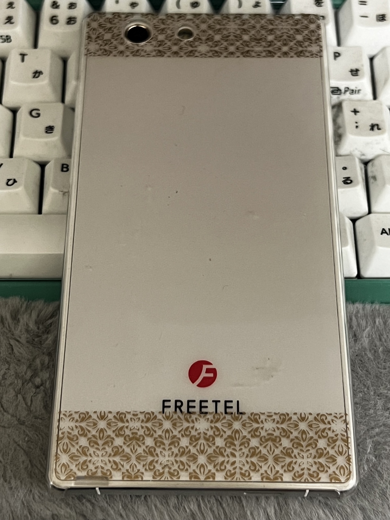 今はなきFREETELの代表的な端末の一つであった「SAMURAI MIYABI」（背面）