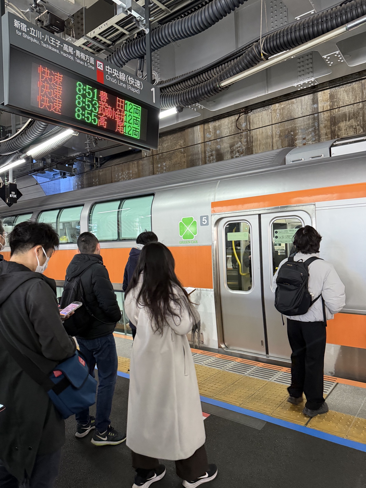 長蛇の列ができている、御茶ノ水駅中央線乗り場のグリーン車乗車口（2025年3月7日撮影）