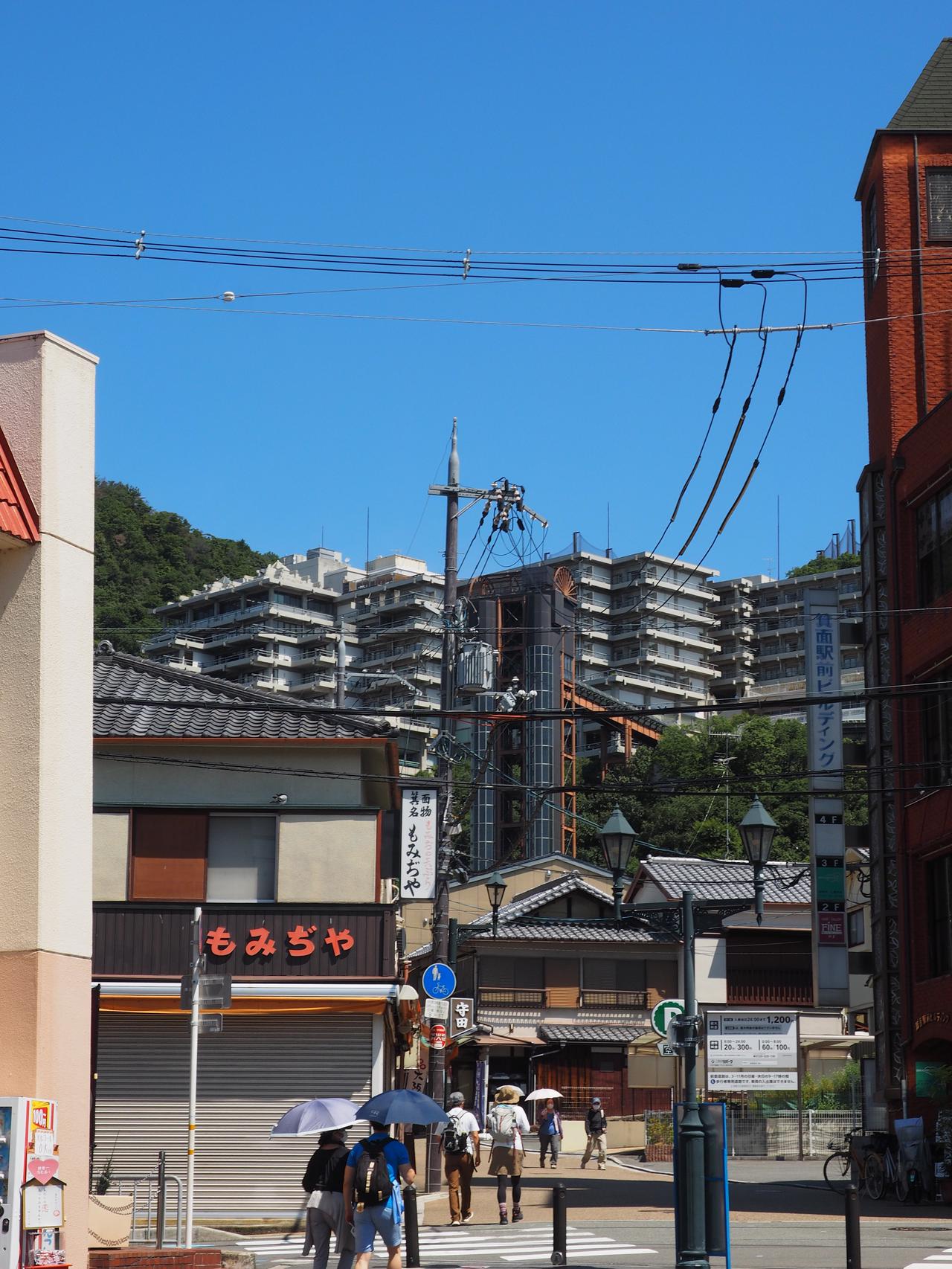 箕面駅前から見た箕面観光ホテル
