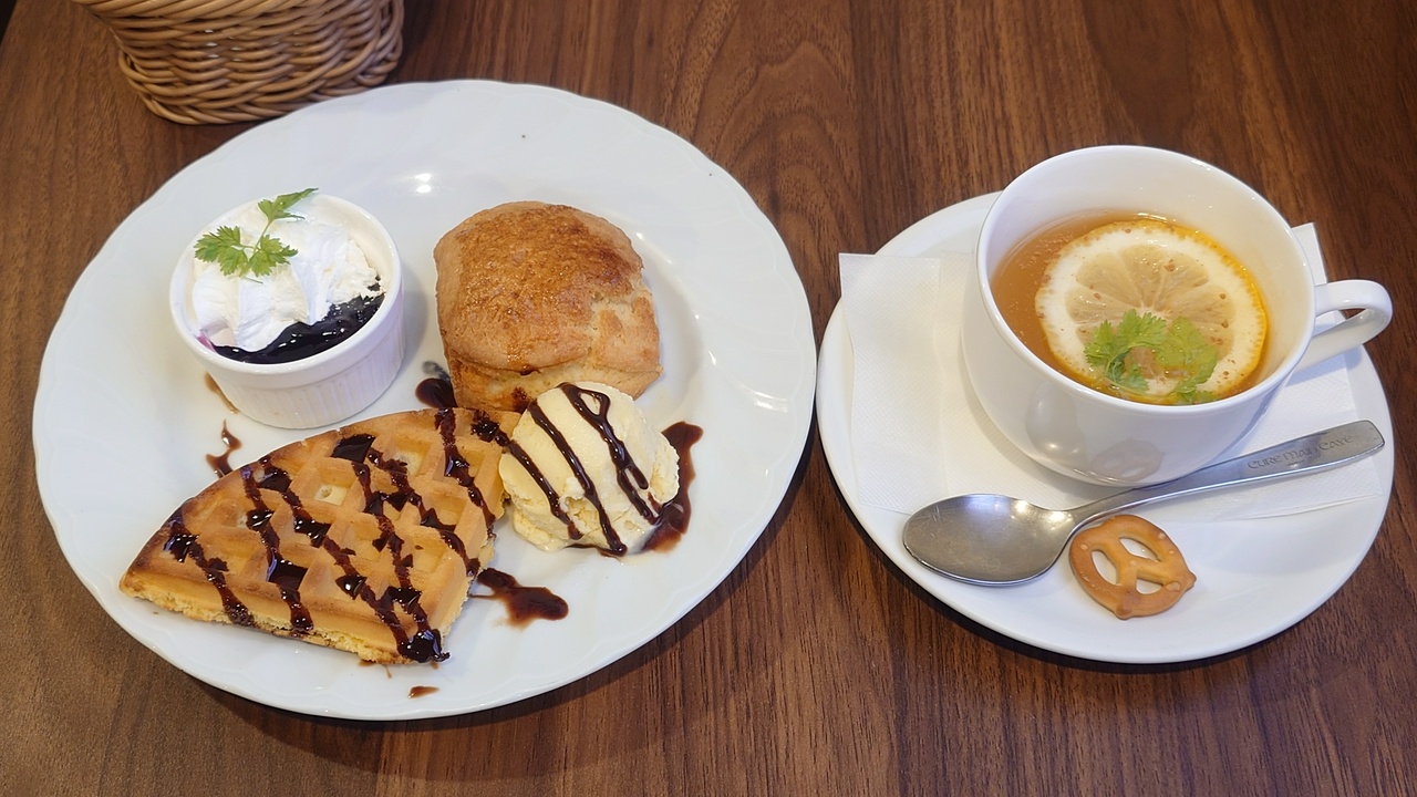 キュアメイドカフェのスイーツプレートと、マンスリードリンク。今月は「ホットアップルジンジャー ～クリスマスプレッツェル添え～」。