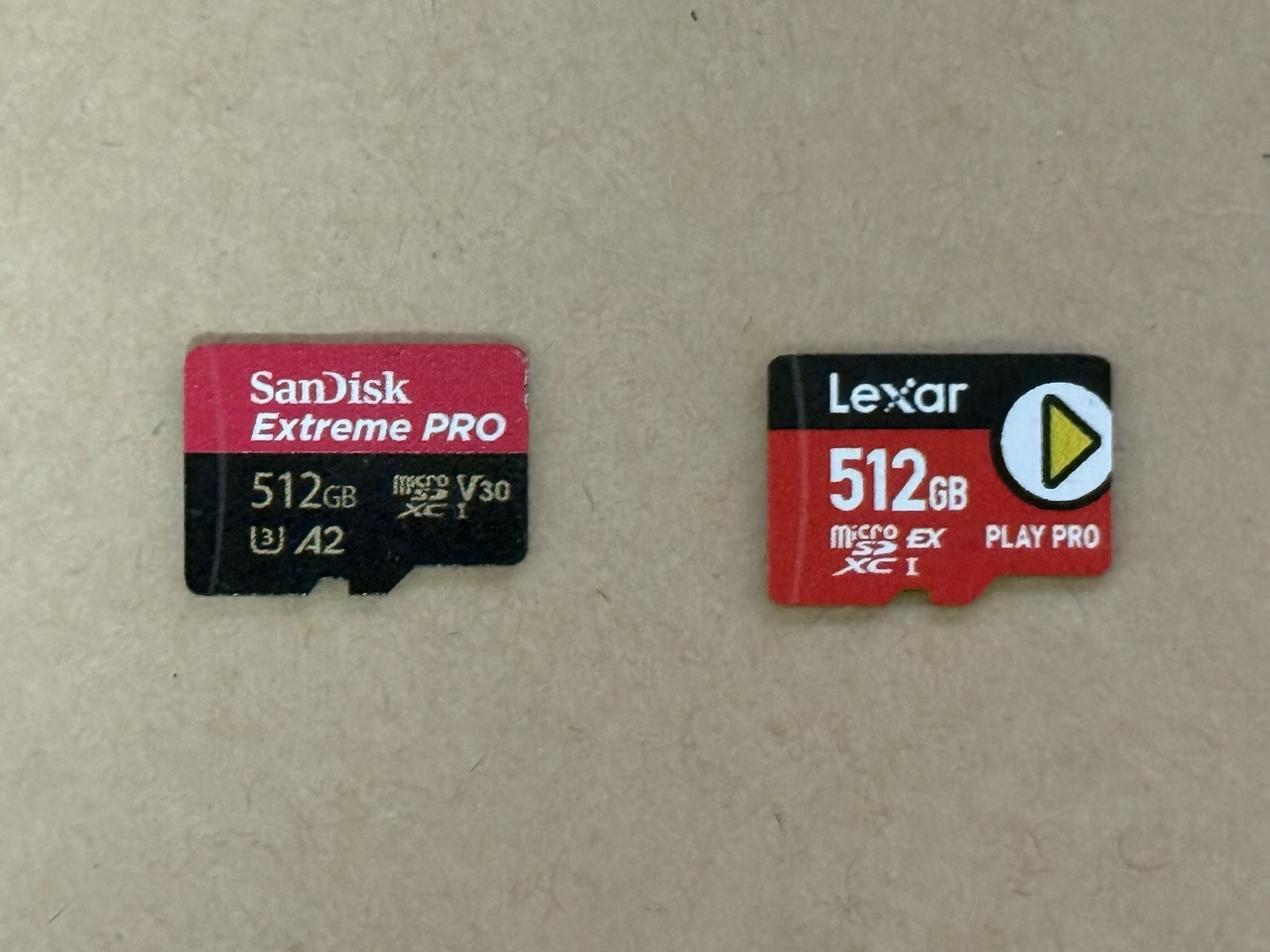 従来のmicroSDカードと、microSD Expressカードの見た目（表）