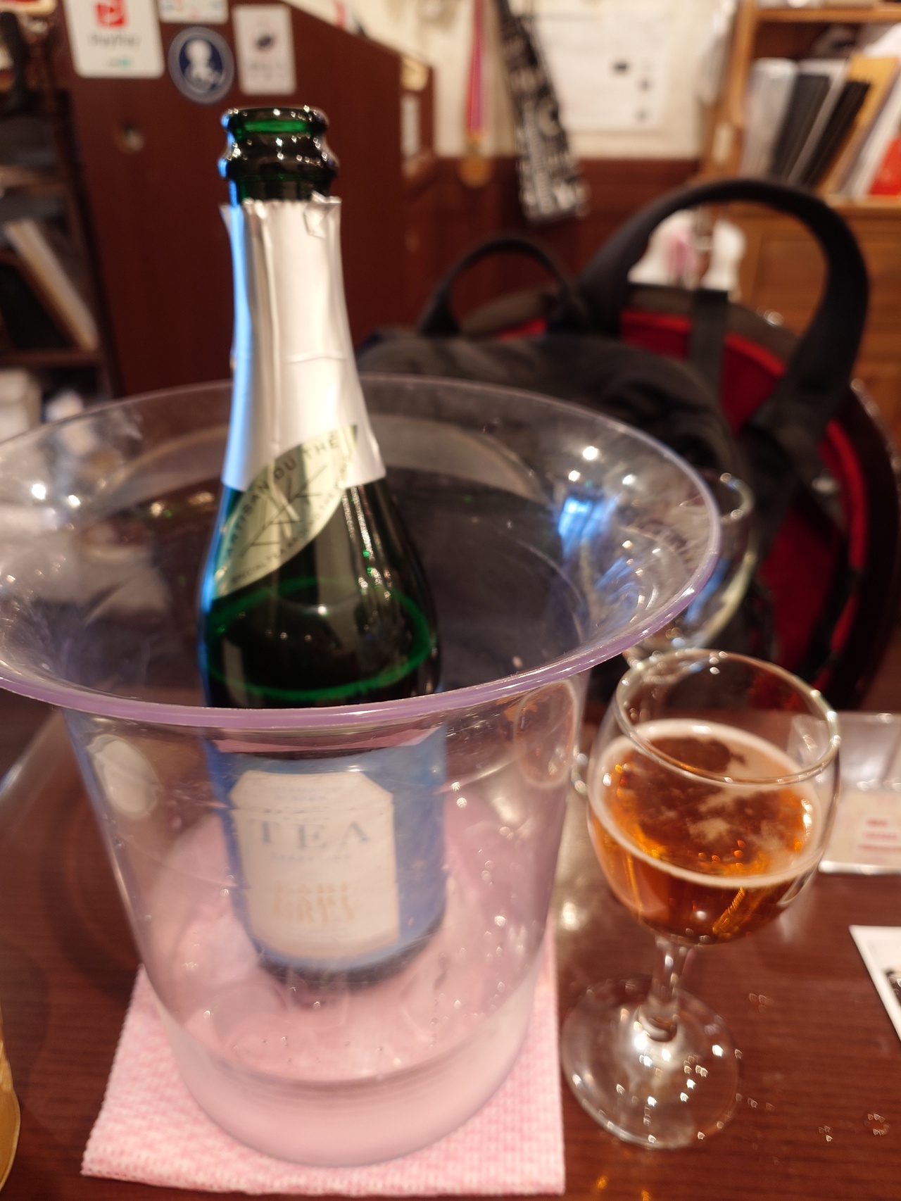 ラルチザンデュテ ティースパークリングアールグレイをグラスに注いだところ（ピンボケご容赦）