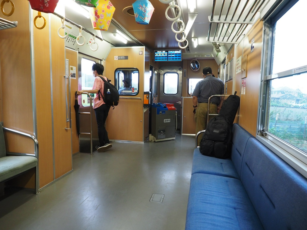 車内はロングシートだが、それでもどことなく国鉄型気動車の雰囲気のある「いすみ351」