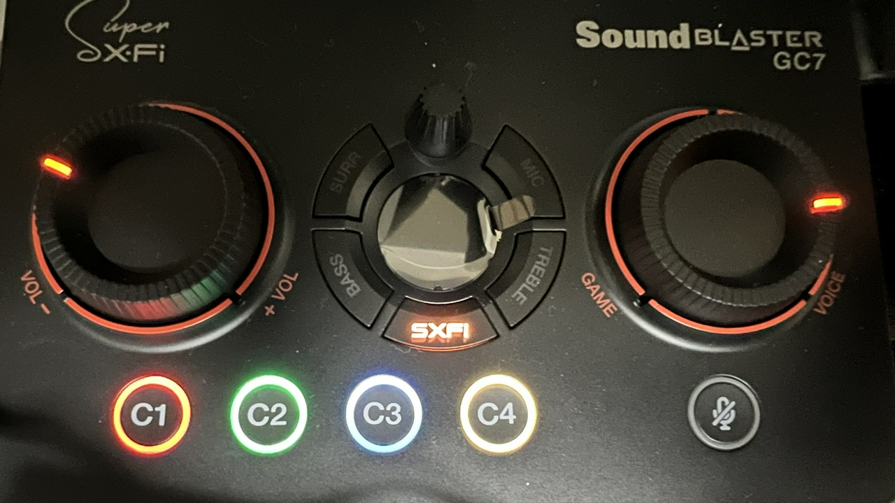 「Sound Blaster」＋iPhoneで音声チャットするときのつまみ位置（ボリュームは通常の約2倍、GameVoice Mixノブは右側約90°）