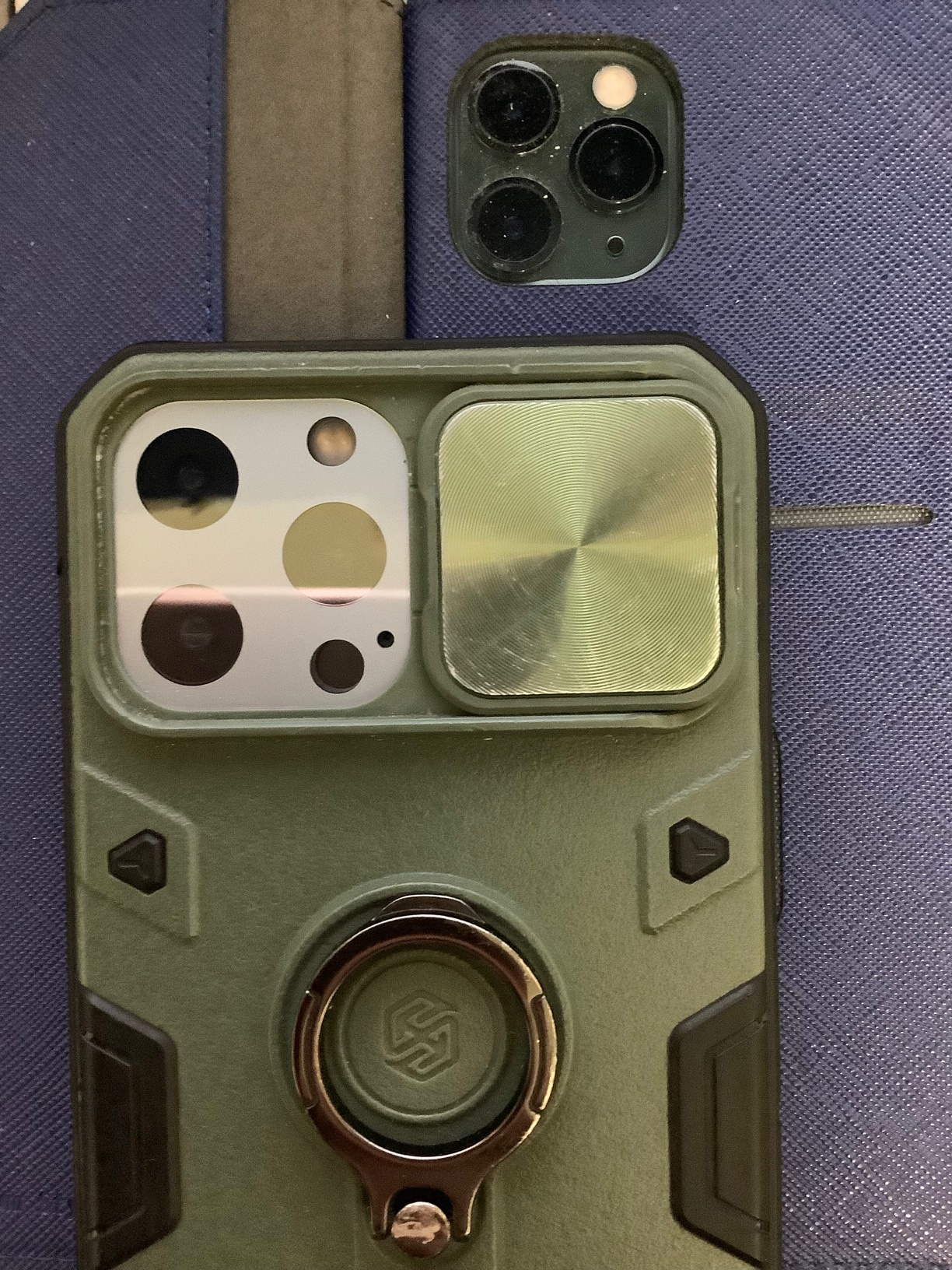 カメラ保護機構付きのスマホケースは珍しいのか？