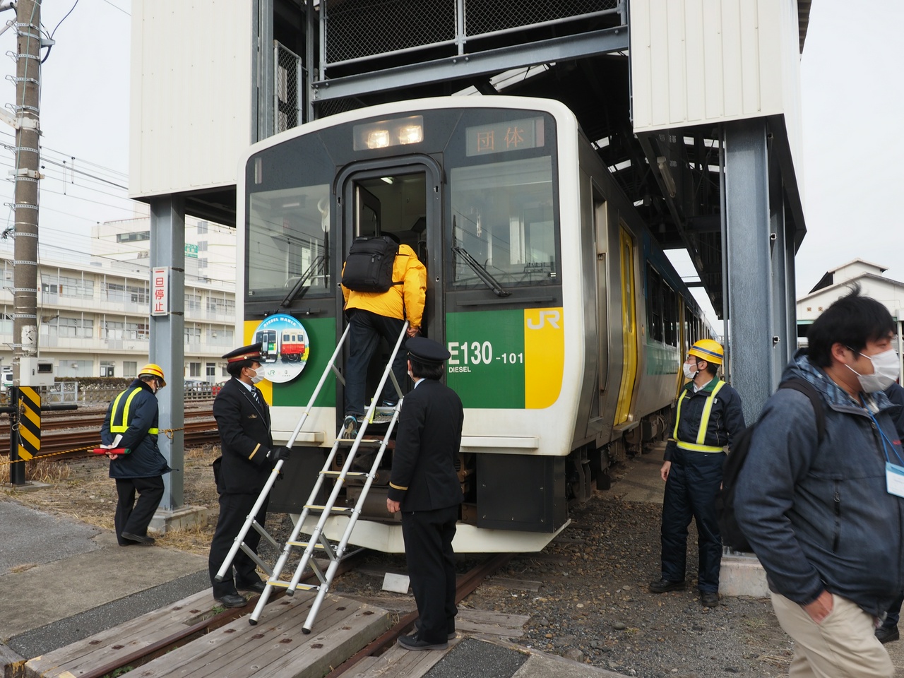 木更津駅構内では前面貫通扉から下車