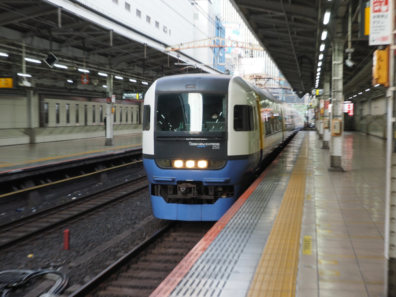 JR東日本255系で運転されている特急「新宿わかしお」