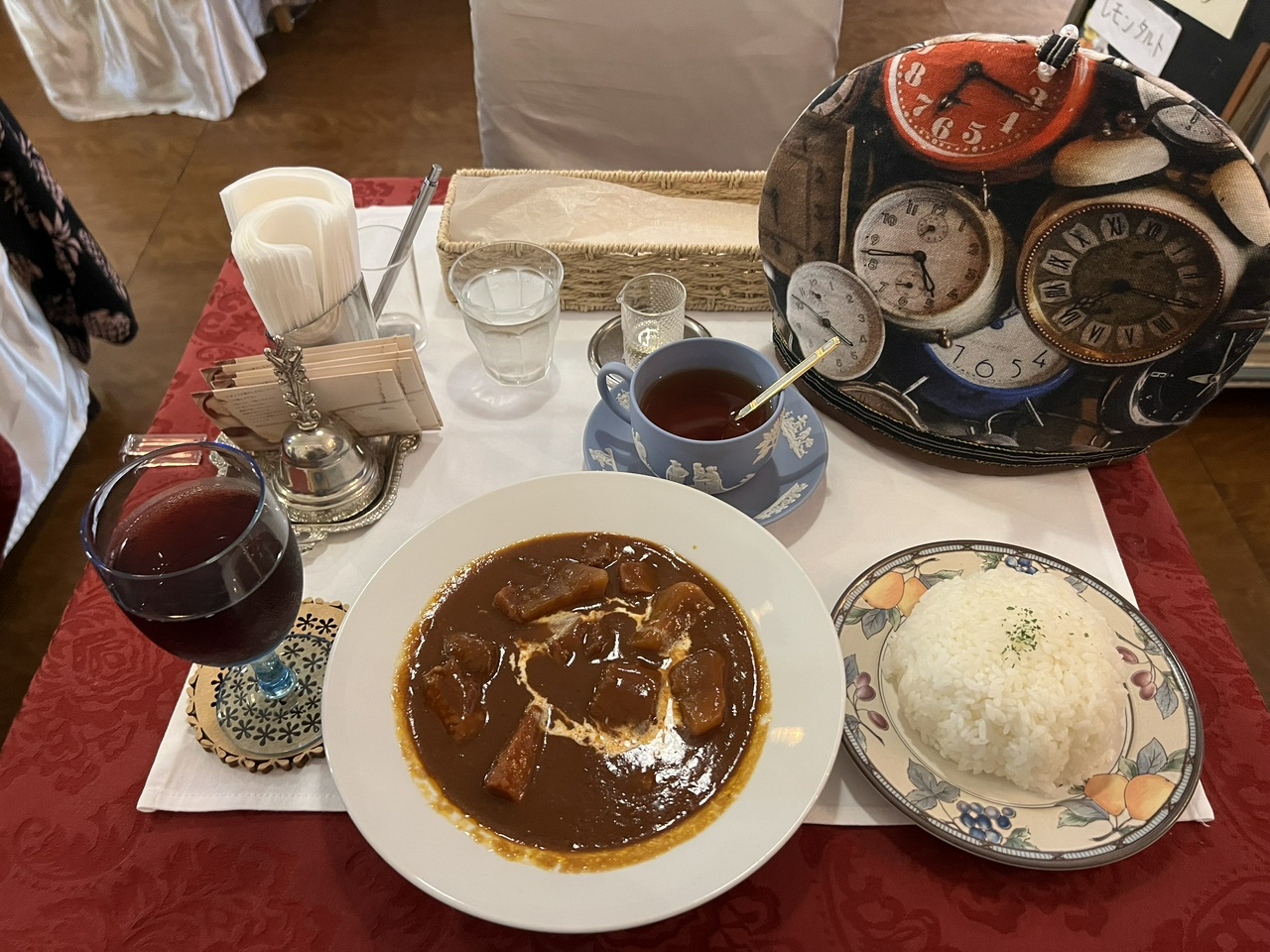 ワンダーパーラーカフェのフードセット（ビーフシチュー、メイドティー「フィガロ」、赤ワイン）