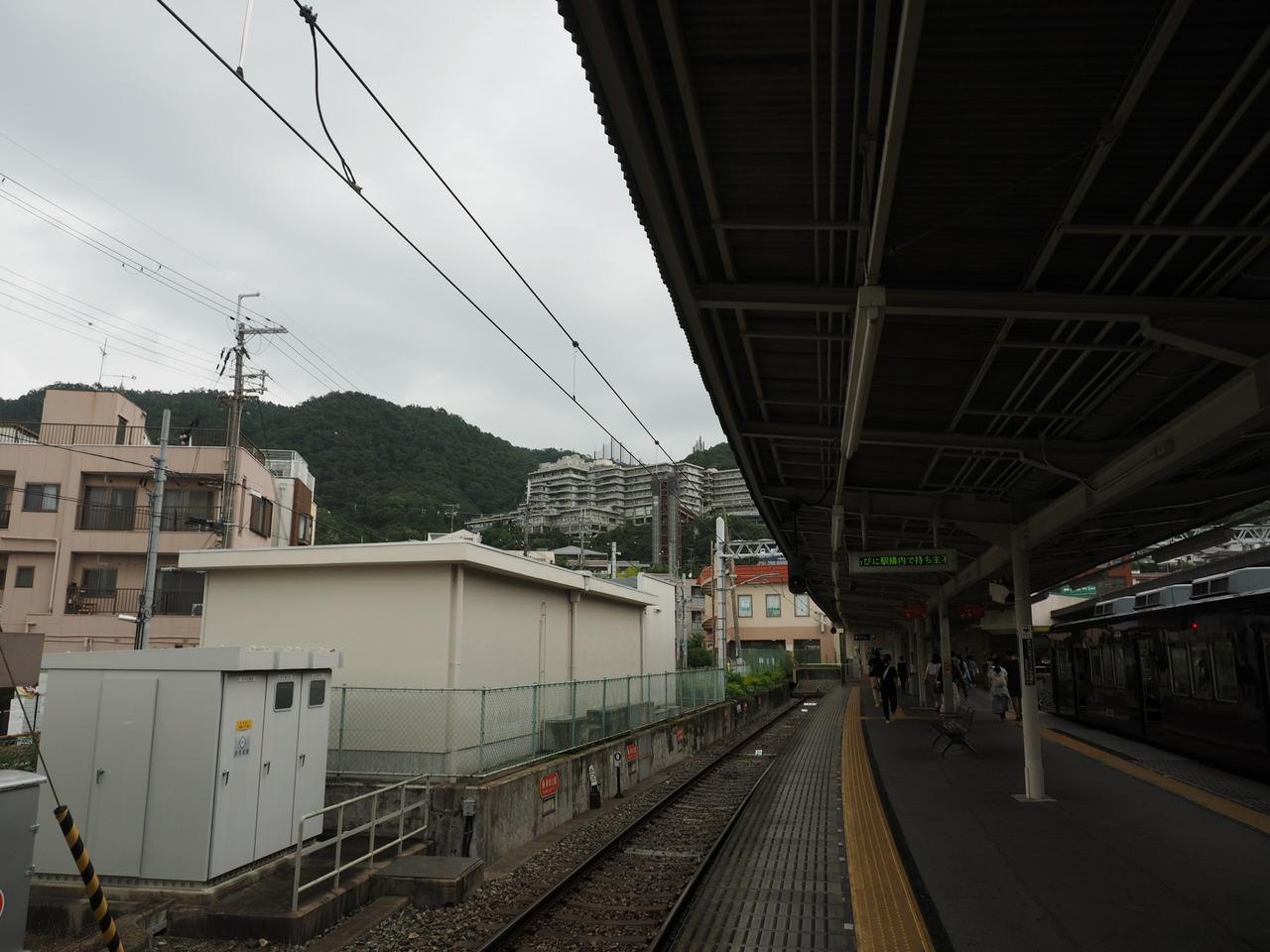 阪急箕面駅から「箕面観光ホテル」を望む(2020年7月24日撮影)