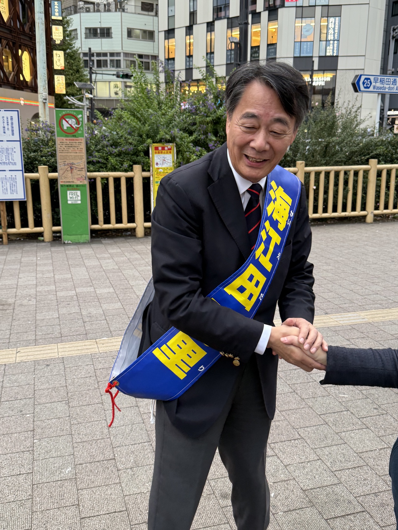 投票日前日（2024年10月26日）に高田馬場駅前の街頭演説会で支持者と握手する海江田万里氏