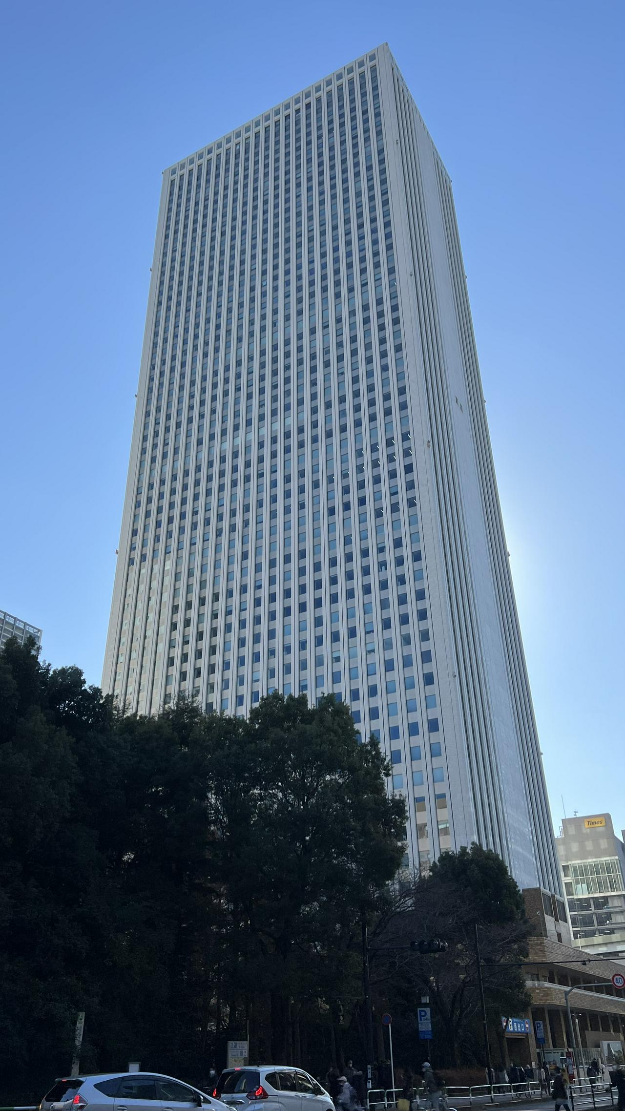 快晴の池袋にそびえ立つサンシャイン60