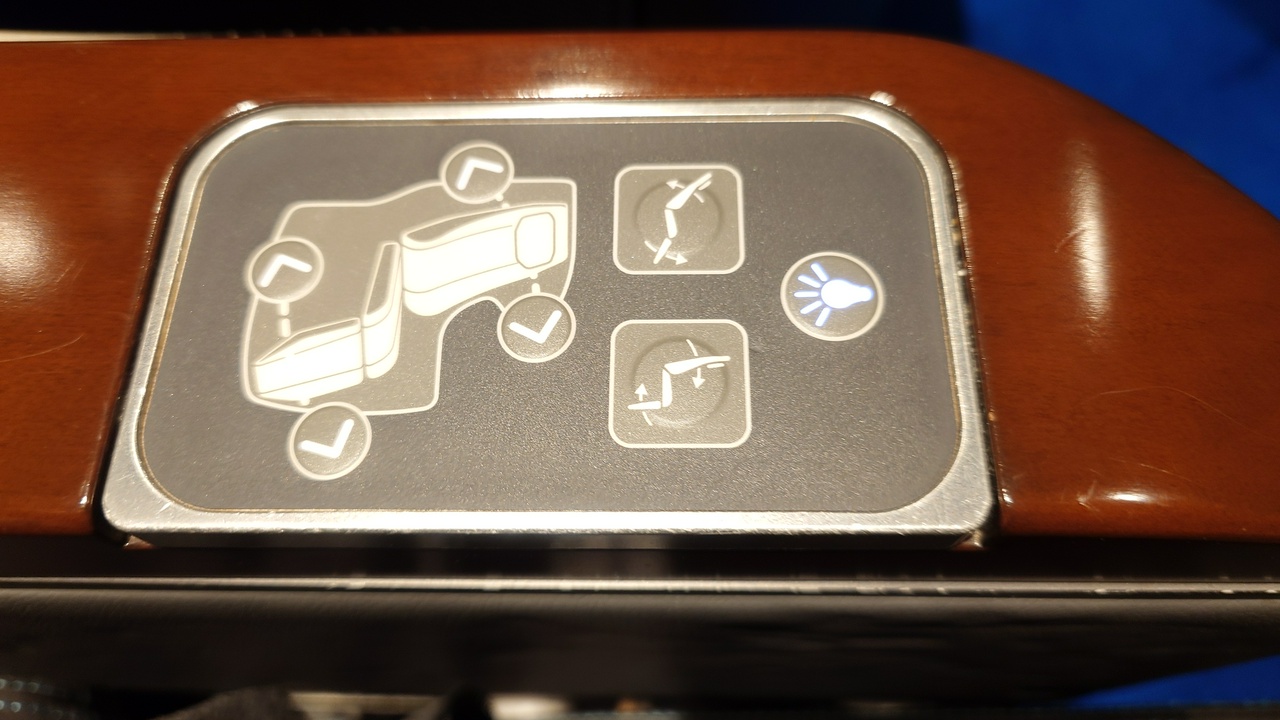 シートの機構はグランクラスに近い。