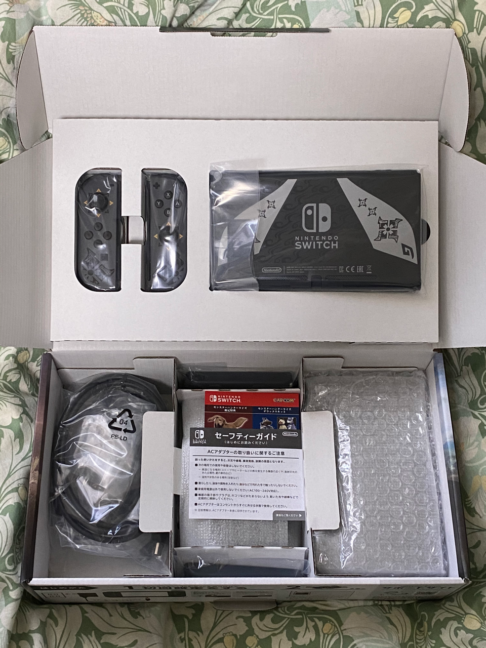 本体もJoy-Conもまさに限定仕様！