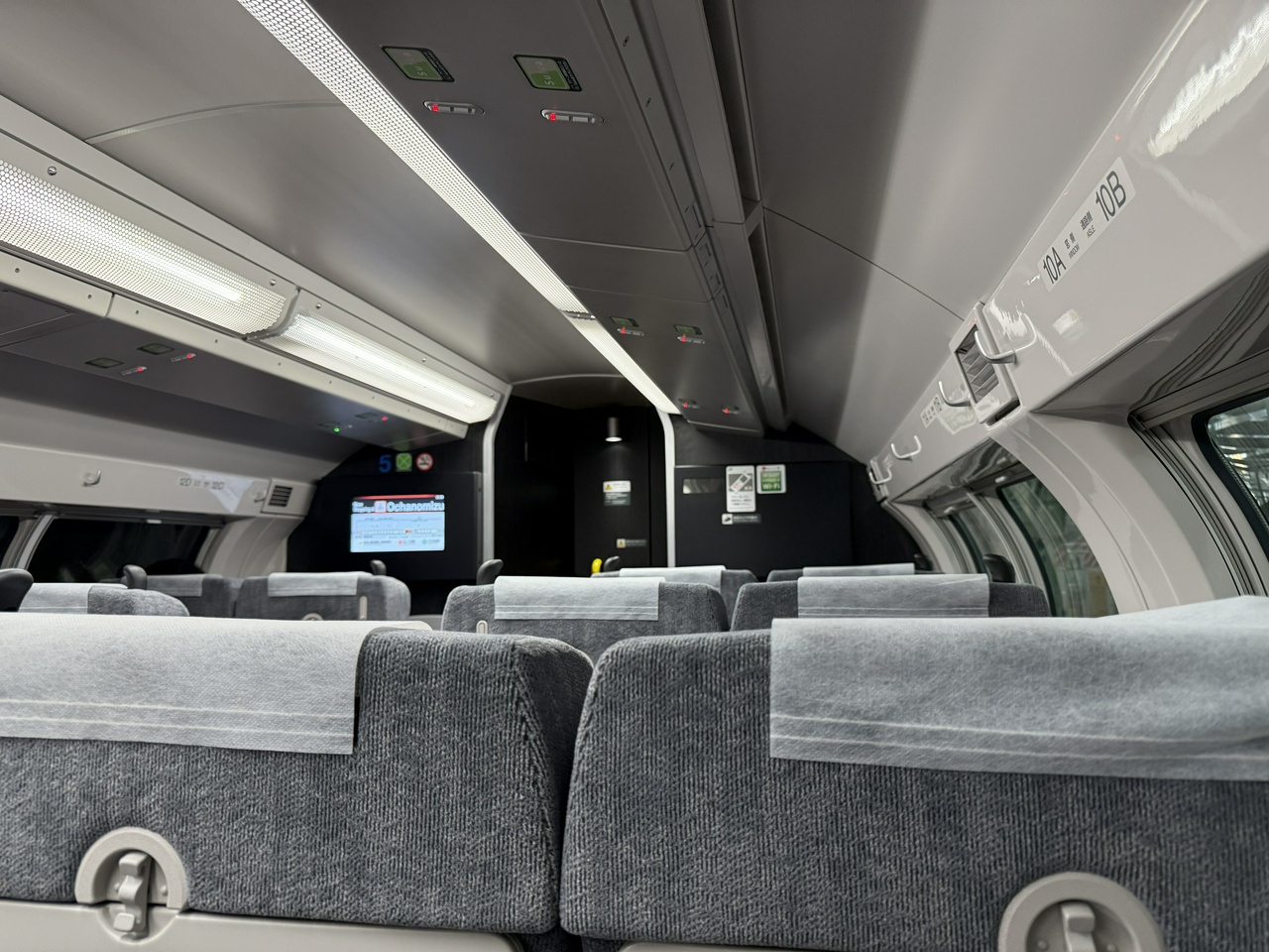 朝の下りのグリーン車。笑ってしまうくらいにガラガラ。