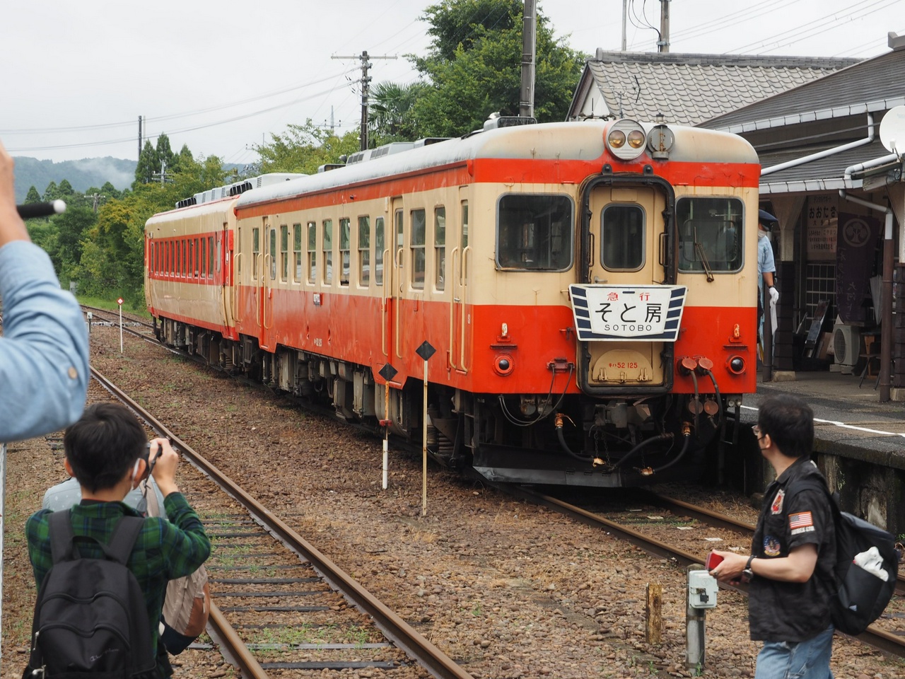 キハ52＋キハ28を撮影する鉄道ファン