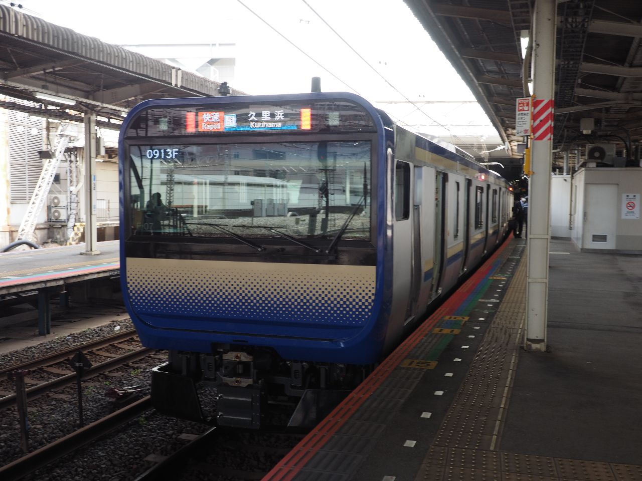 千葉駅に停車中のE235系1000番代