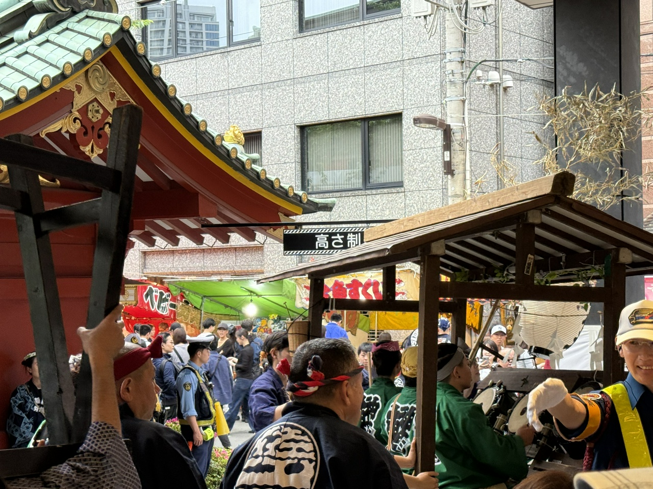 神田明神から出て行く神輿行列（その1）
