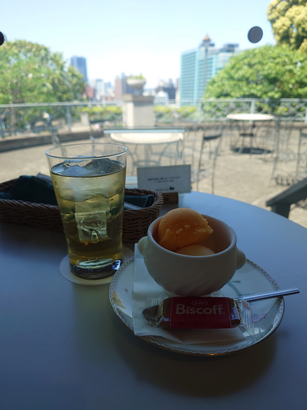食後のアイスとアップルジュース。