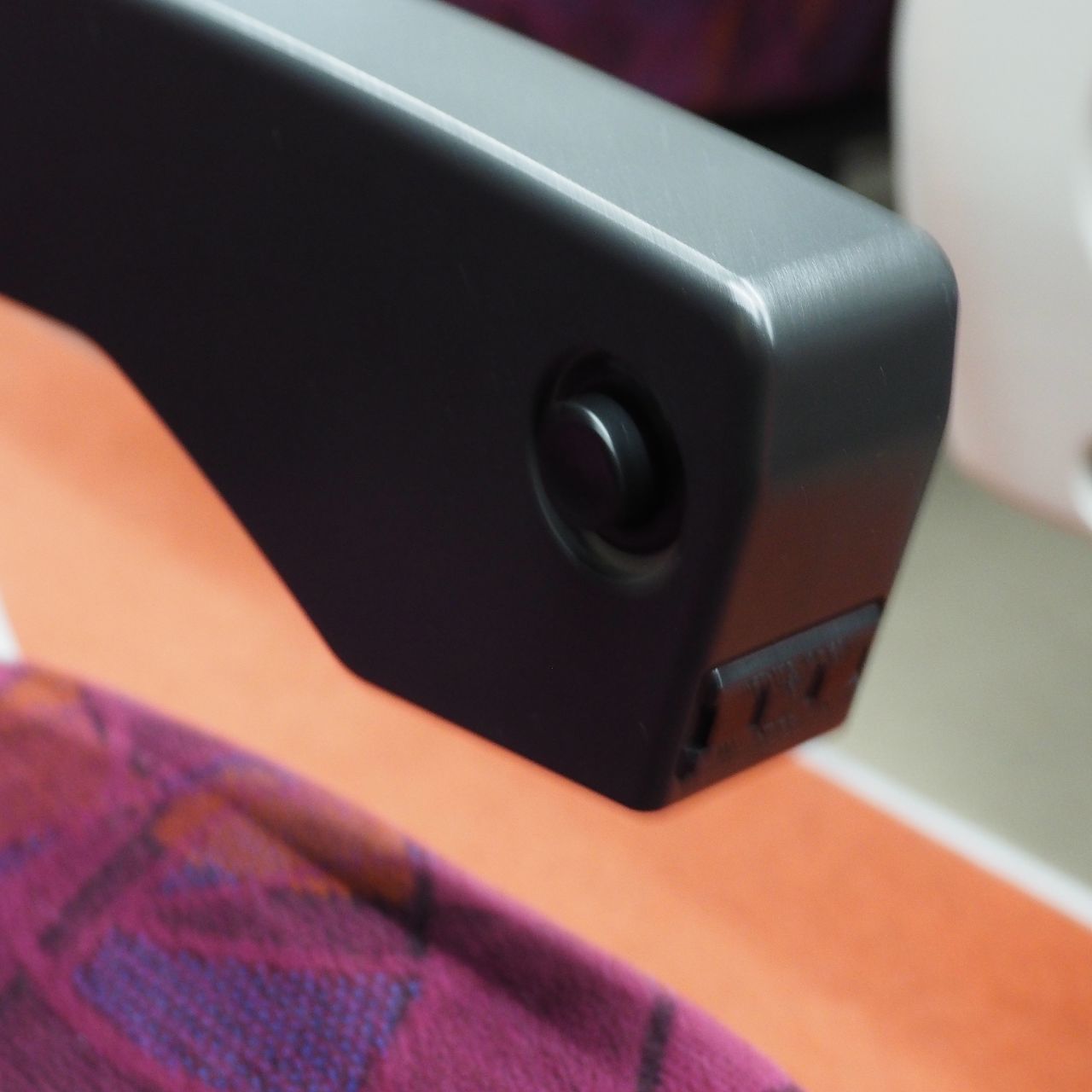 普通列車のグリーン車にもコンセントがつく時代に！