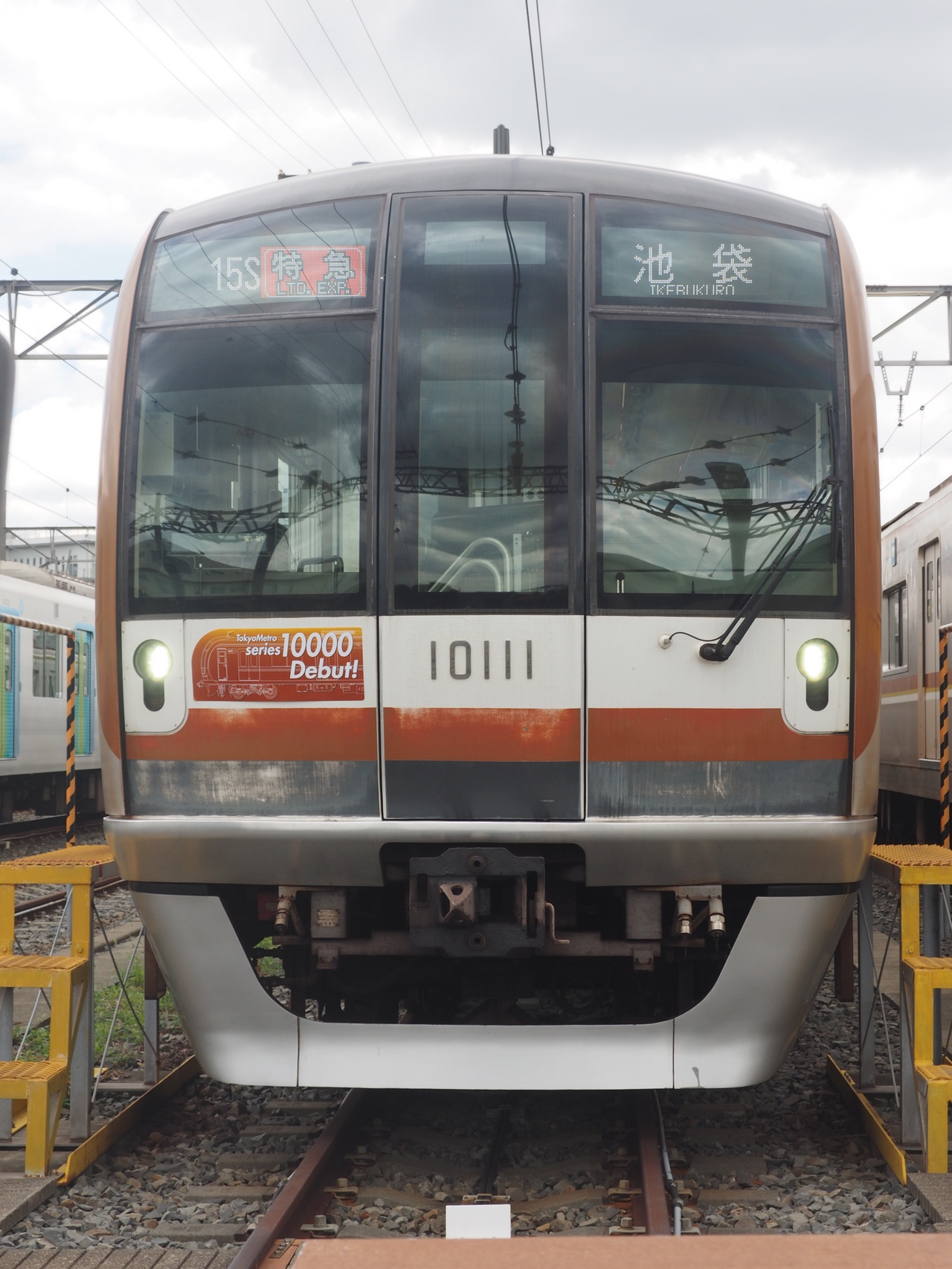 10011F「特急 池袋」