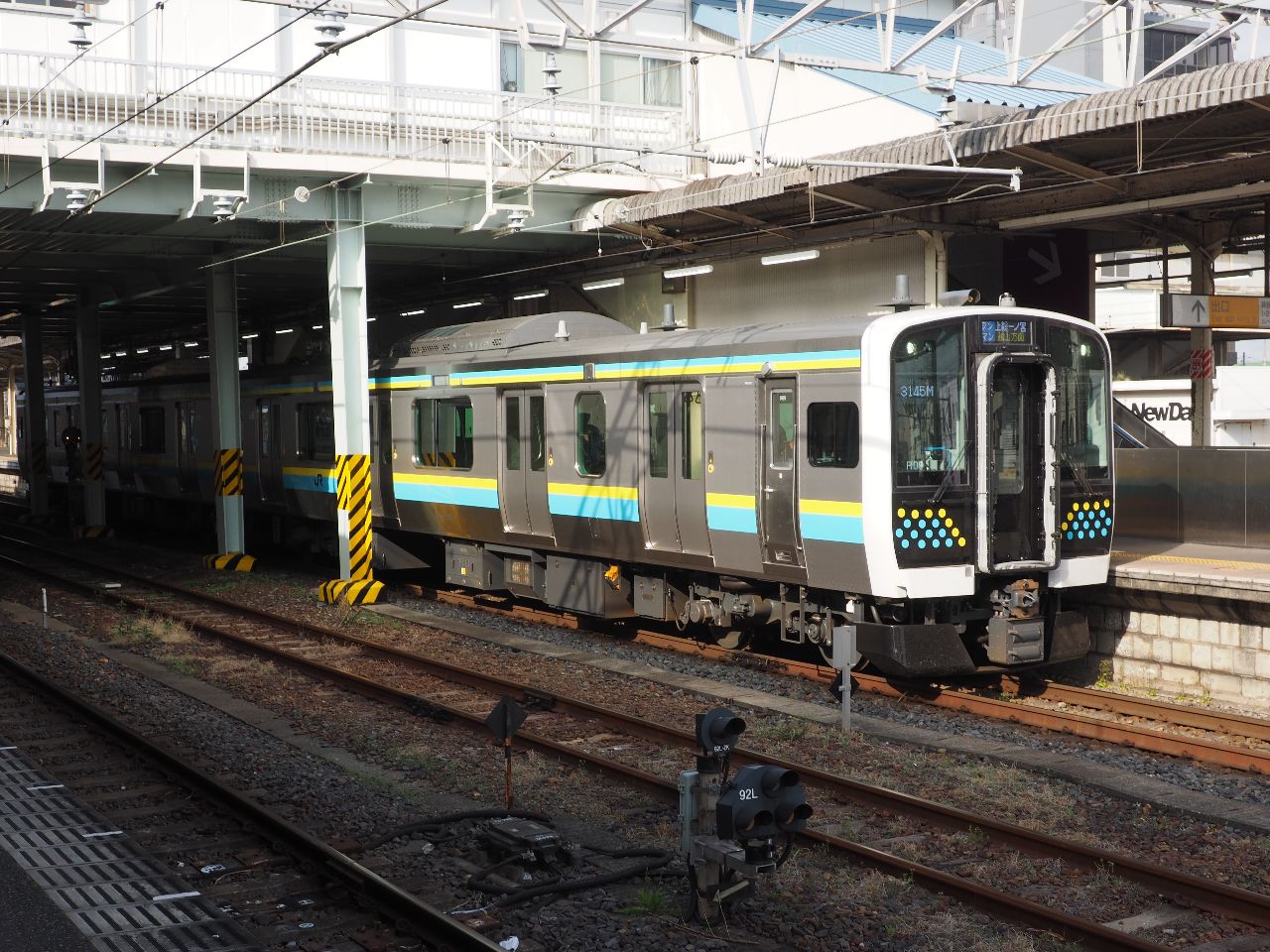 15両対応のホームにぽつんと2両編成。