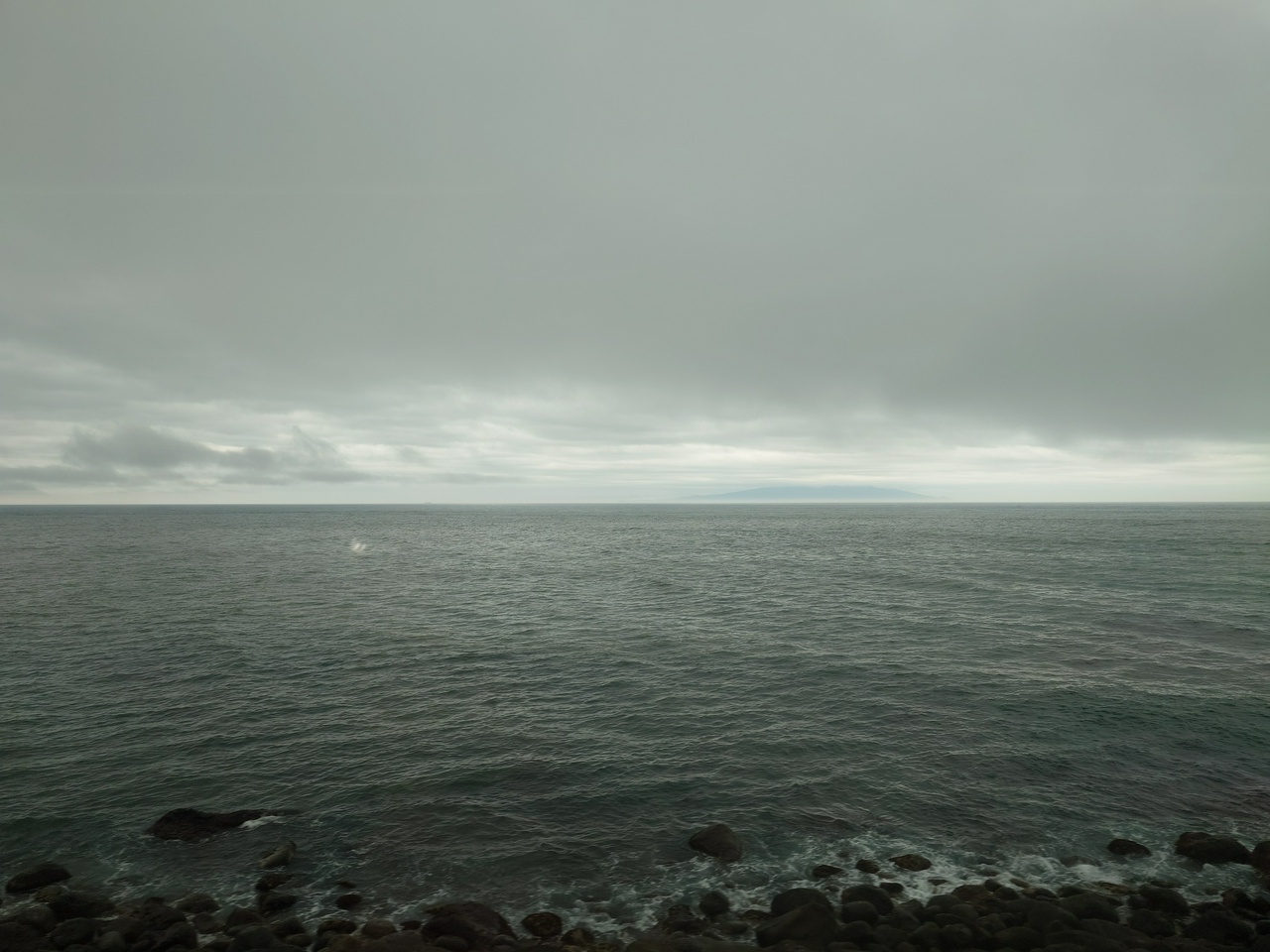 かろうじて伊豆大島が見える