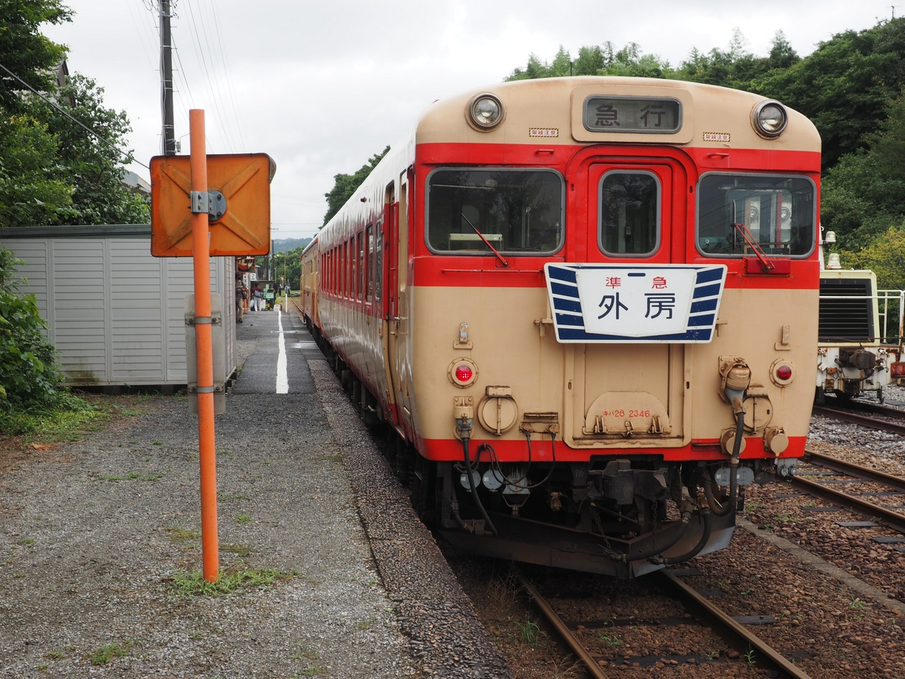 「準急外房」のヘッドマークを掲げtキハ28