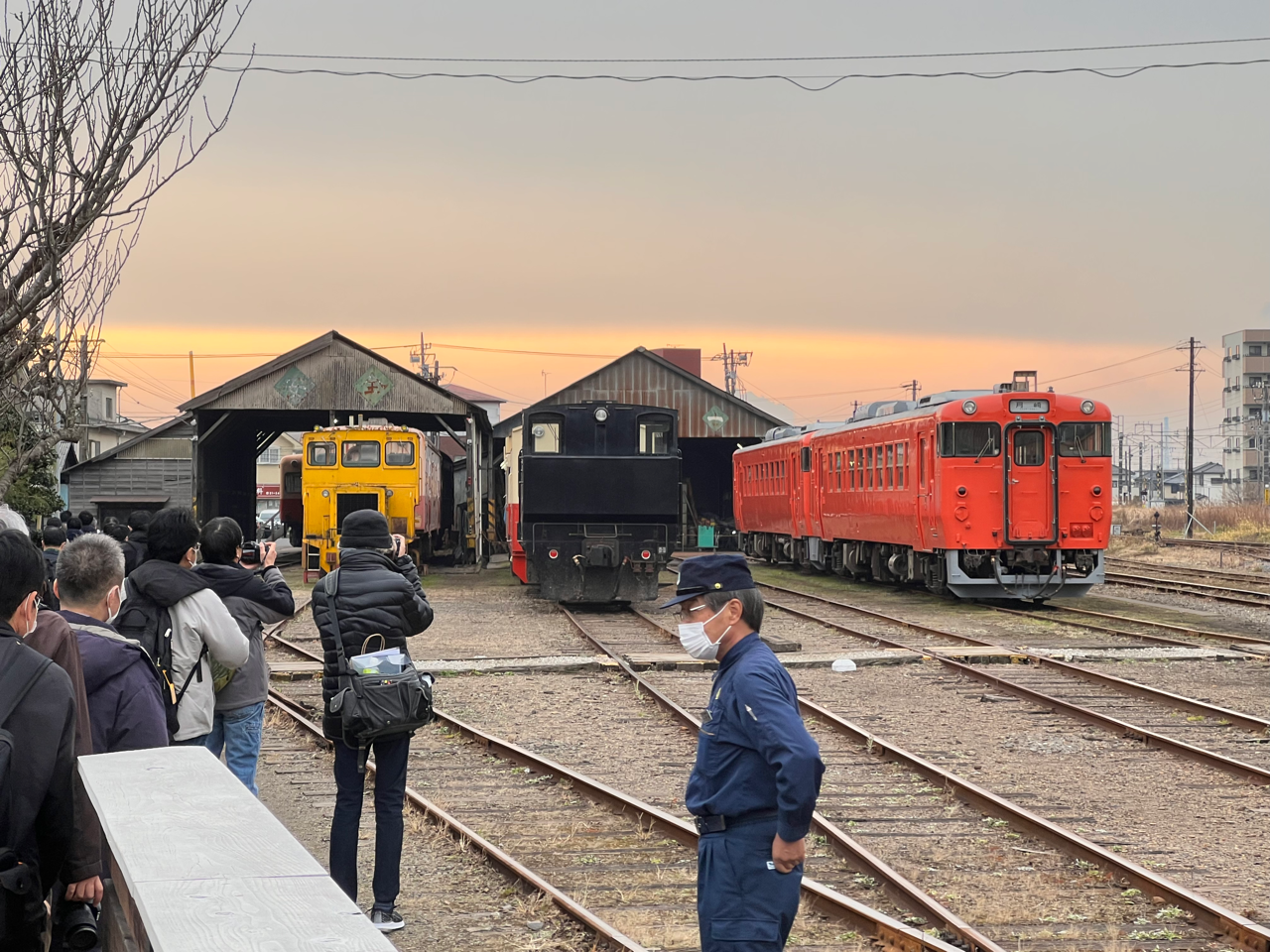 夕焼けに照らされた小湊鐵道五井機関区