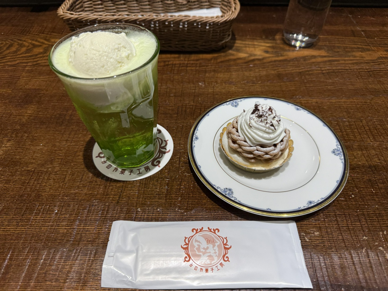 みのや菓子工房のモンブランとメロンソーダ