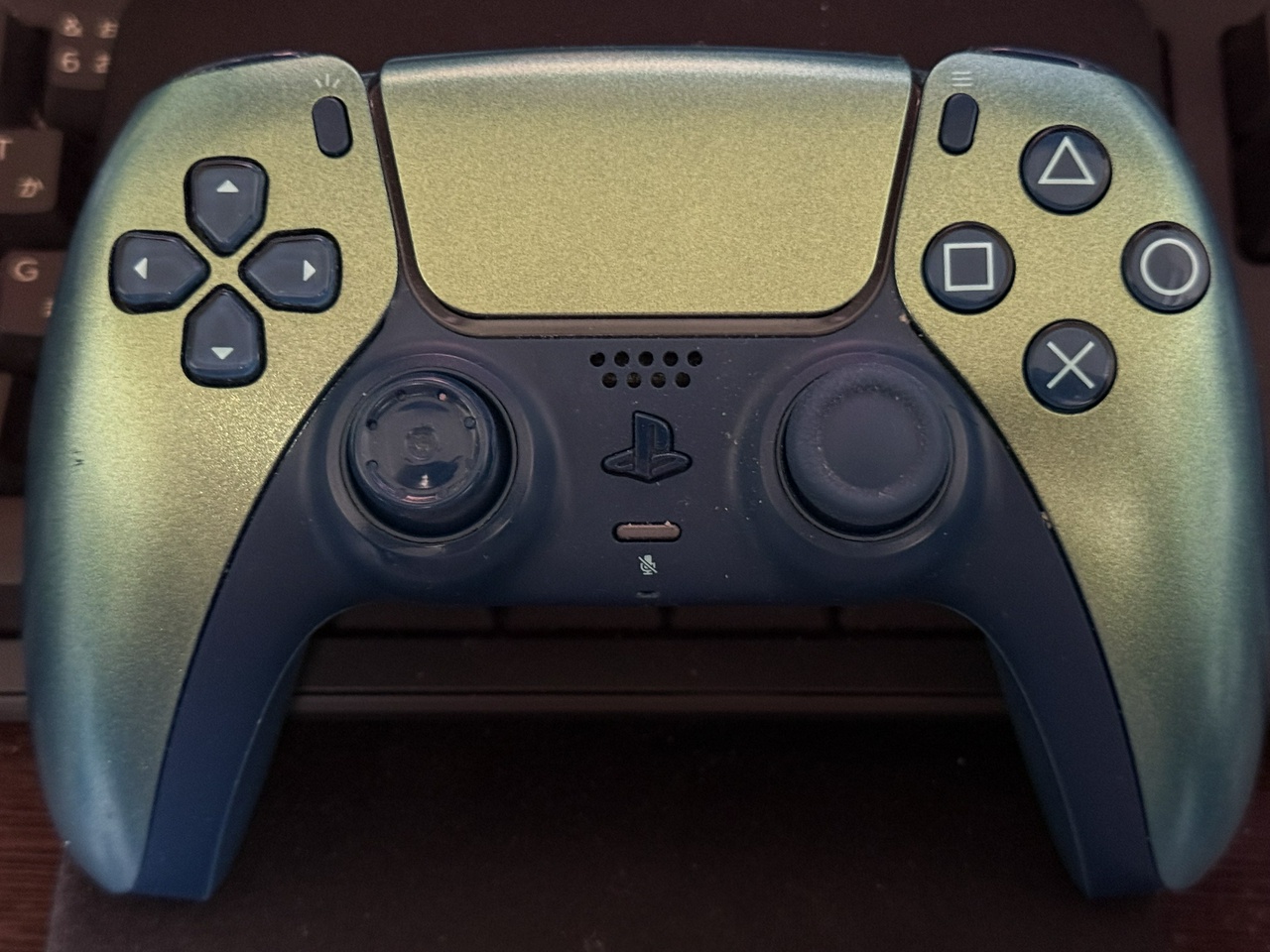 左スティックのゴム部分が劣化したため撤去したDualSenseコントローラー