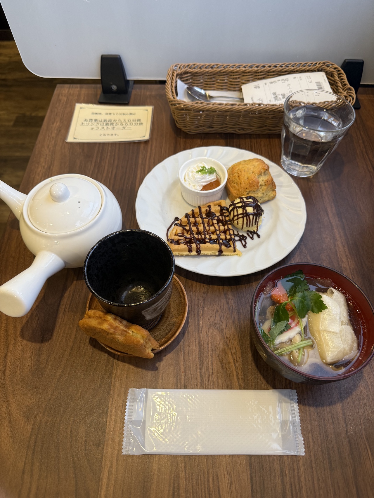 北海道風お雑煮、スイーツプレート、マンスリードリンク「完熟梅煎茶 おめでたいやきを添えて」 ＠ キュアメイドカフェ