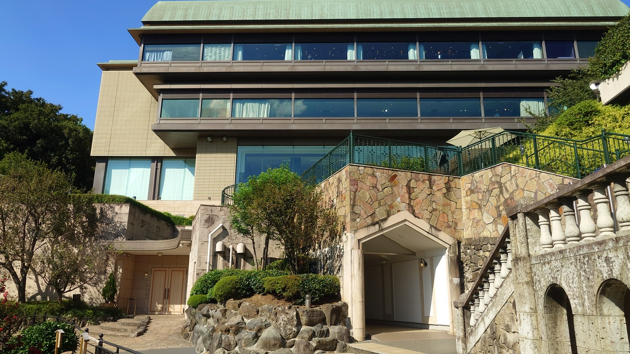 冠木門からはほぼストレートにホテル正面入口に戻る。