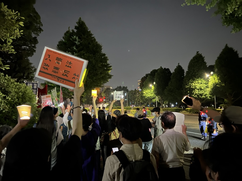 国会前の「 #入管法改悪の強行採決に反対する緊急大集会 」の1シーン（2023年6月7日）