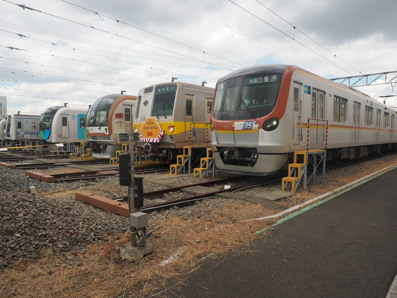 展示車両の横には西武車も2編成停まっている。