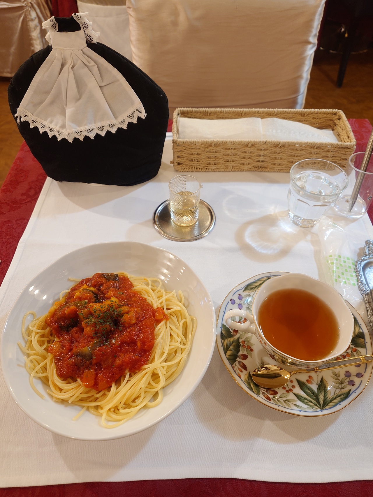 ワンダーパーラーカフェのフードセット。カポナータパスタ、平日限定お紅茶「アンティークレース」。