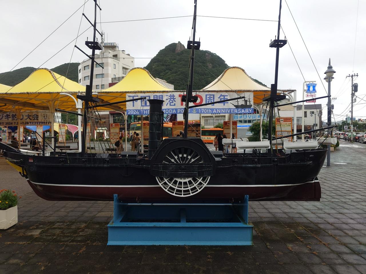 黒船を模したモニュメント