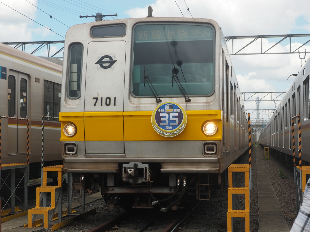 7001F「新鮮池袋」。7101の先頭には営団マークが！
