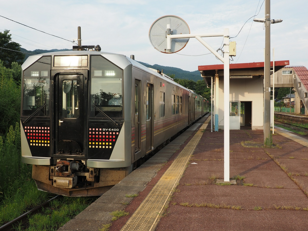 折り返し新津行きとなるGV-E400系