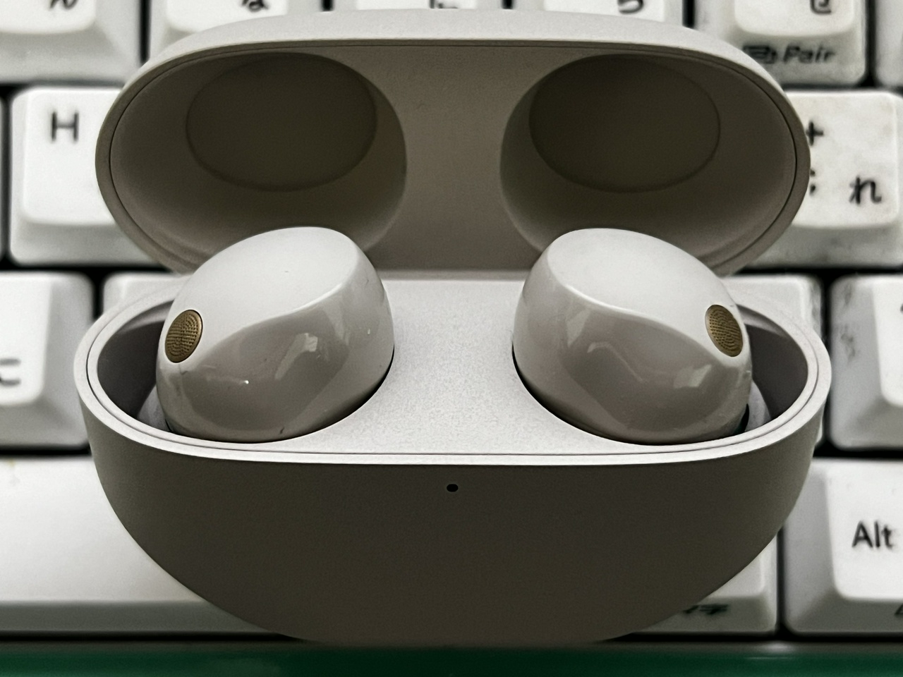 ケースが前機種「WF-1000XM4」よりもさらにコンパクトになった「WF-1000XM5」