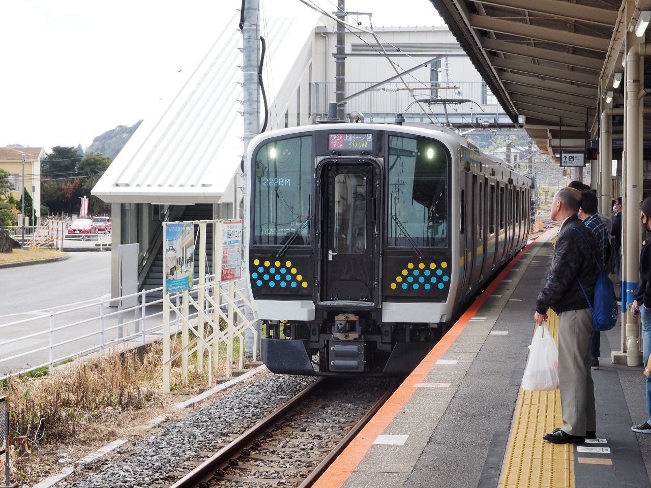 上総一ノ宮駅に入線しているE131系ワンマンカー