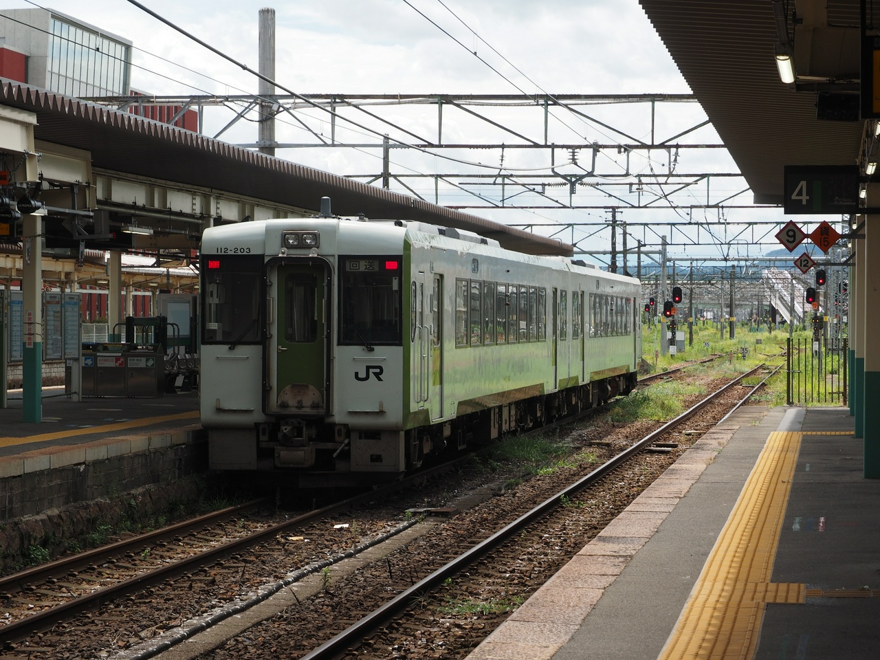 新津駅3番船に停車中のキハ110系気動車